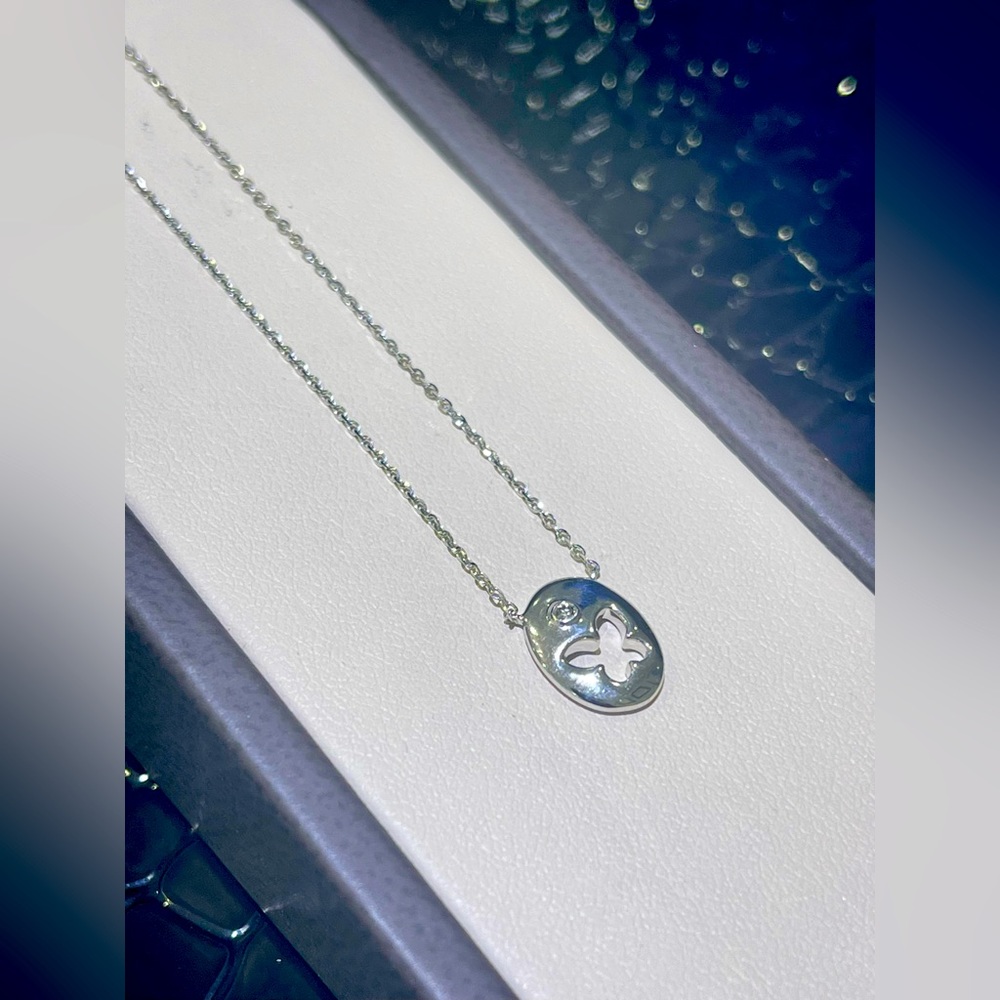 Adorable 14k white gold necklace with diamond accent